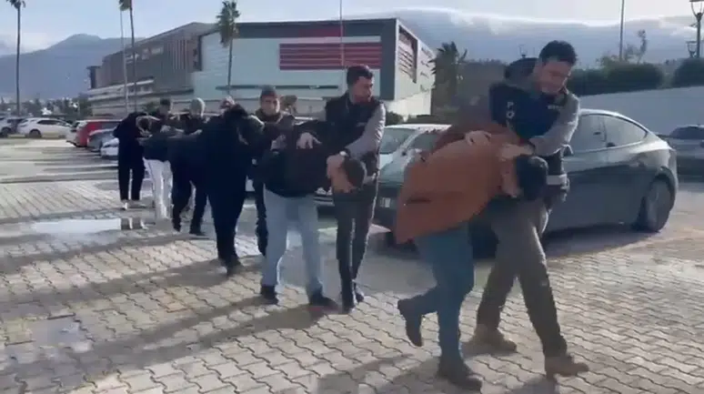 Hatay'da şiddet uygulayıp banka hesabındaki 35 bin TL'yi gasp eden 6 kişi tutuklandı