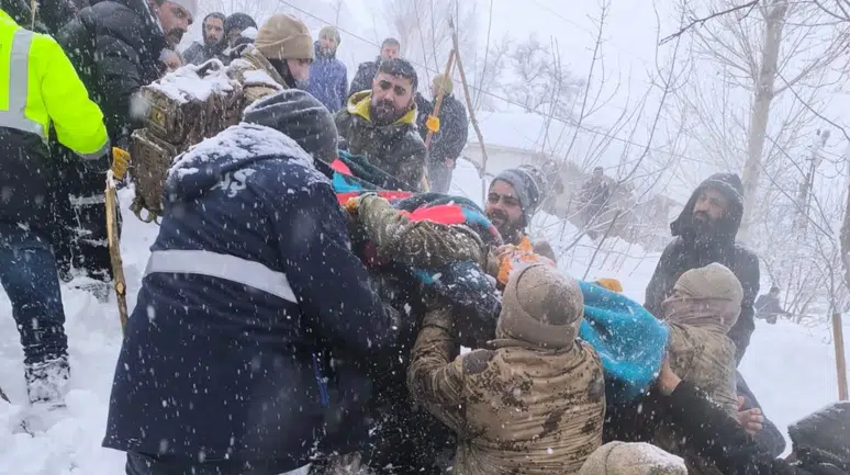 Van'da bir mahalleye çığ düştü: 22 ev boşaltıldı, 1 kişi hayatını kaybetti