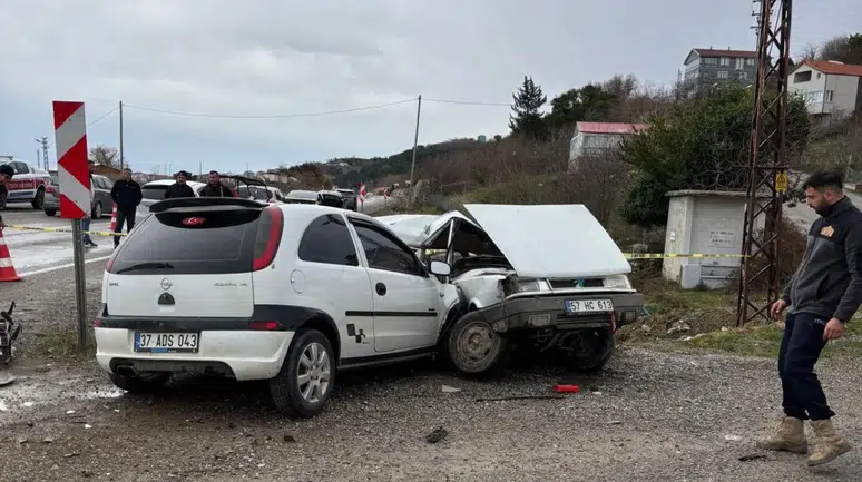Sinop Türkeli'de trafik kazası: Köy yoluna dönerken çarpıştılar, 1 yaralı!