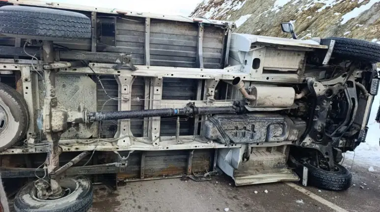 Hakkari Derecik'te kamyonet devrildi: 2 yaralı