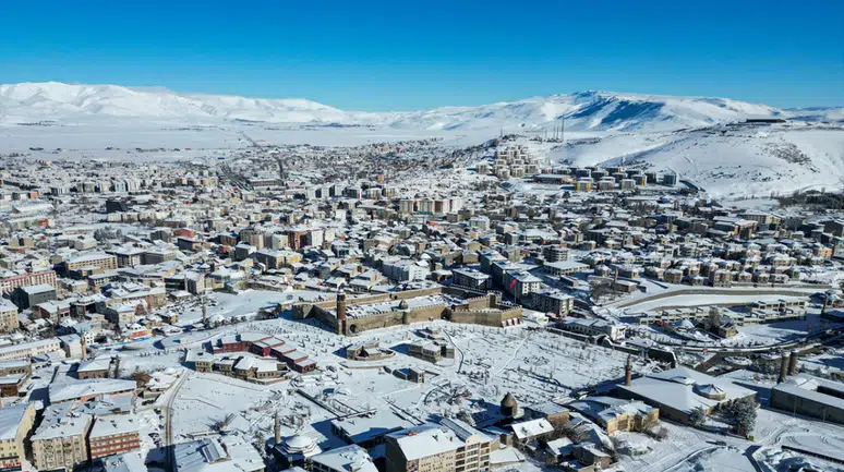 Doğu Anadolu kara teslim: Birçok yol ulaşıma kapandı!