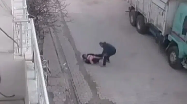 Sokak ortasında bebekli anneye ve küçük kıza acımasız saldırı! Mardin'de kan donduran dehşet kamerada