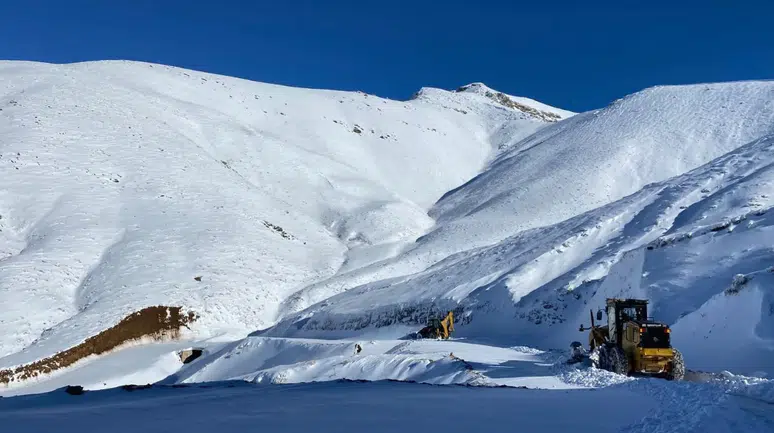 Batman'da kar yağışı nedeniyle kapanan yollar yeniden açılıyor!