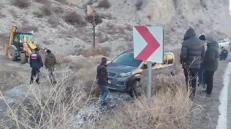 Erzurum'da buzlanma kazası: Otomobil araziye uçtu!