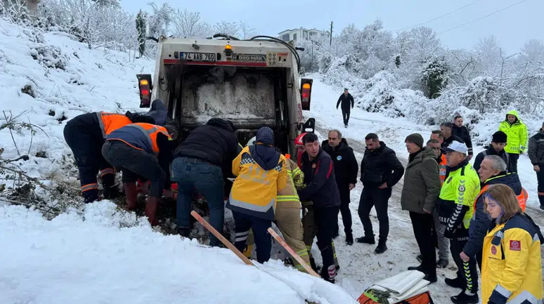 Bartın'da temizlik işçisi çöp kamyonu ve toprak yığınının arasına sıkıştı