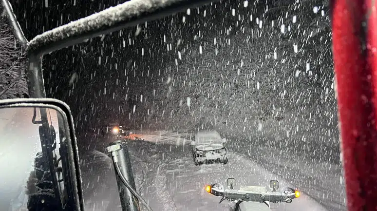 Amasya'da otomobil yolda mahsur kaldı, greyder imdada yetişti