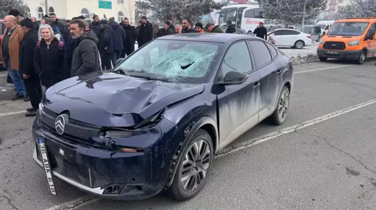 Kars'ta otomobilin çarptığı yaya kalp masajına rağmen kurtarılamadı