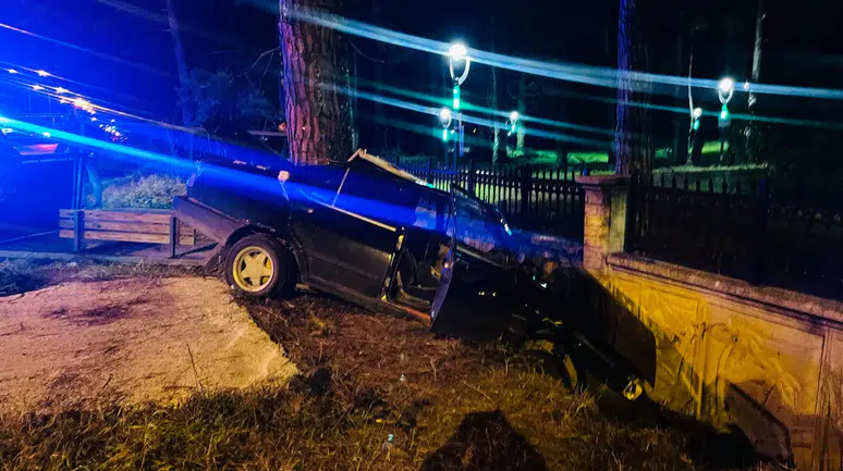 Samsun'da kaza: Önce otobüs durağına sonra çam ağacına çarptı!