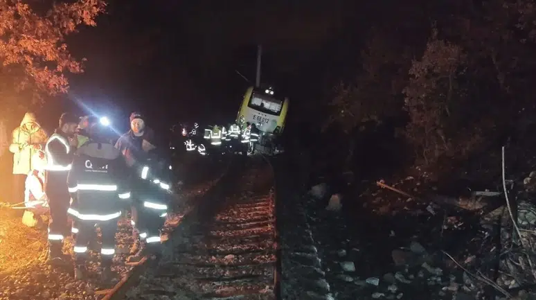 Toprak kayması yolcu trenini raydan çıkardı