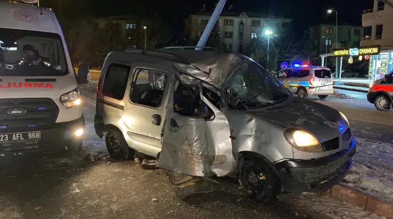 Elazığ'da ticari araç, buzlanma nedeniyle direğe çarptı: 1'i ağır 4 yaralı