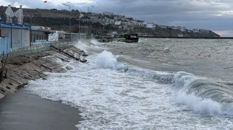 Marmara Denizi'nde lodos etkisi: Balıkçılar denize açılamıyor!