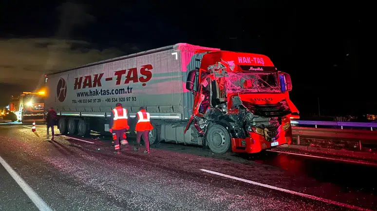 Uşak-İzmir yolunda feci kaza: 2 tır çarpıştı, 1 yaralı!