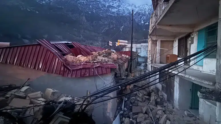 Niğde'de şiddetli fırtına nedeniyle minare yıkıldı