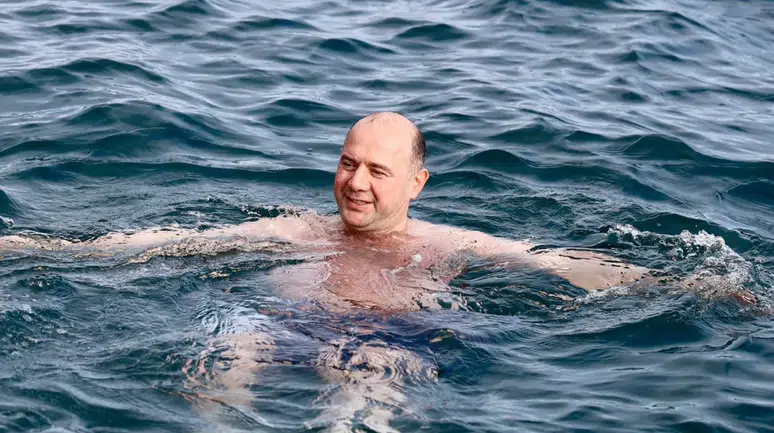 Giresun Valisi kış ortasında denize girdi! Kar yağarken Karadeniz’e kulaç attı