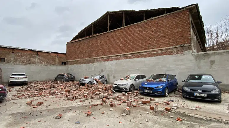 Eskişehir'de metruk binanın duvarı otoparka devrildi: 6 araçta hasar oluştu