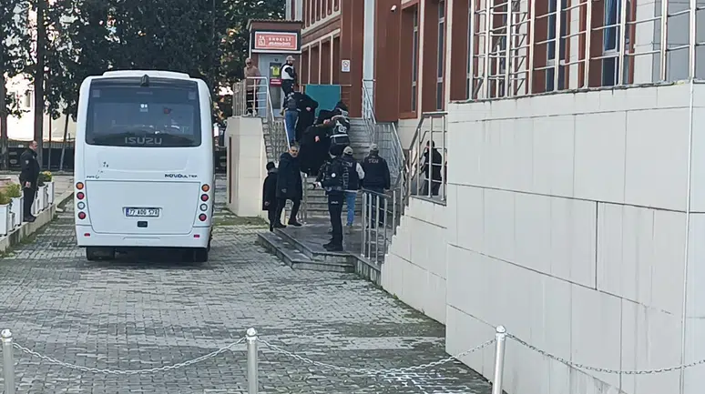 Yalova'da DEAŞ operasyonunda gözaltına alınan 25 şüpheli adliyede!