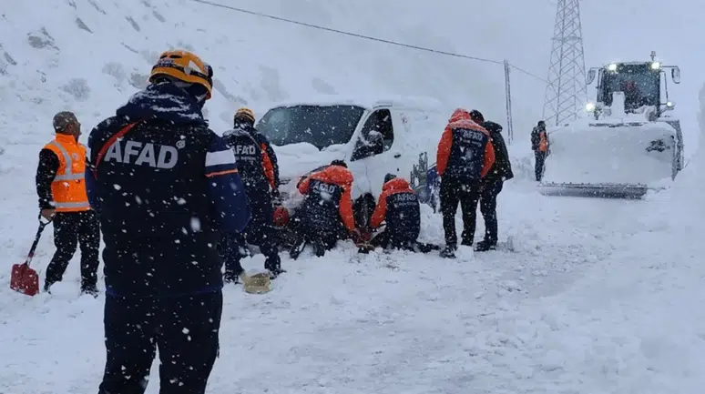 Hakkari'de korkunç kaza: Otomobil çığ altında kaldı