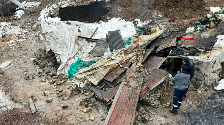 Van'da tandır evinin çökmesi sonucu babaanne ve torunu yaralandı