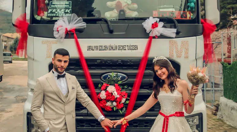 Edirne’de düğüne tır konvoyu : Gelini evinden tırıyla aldı