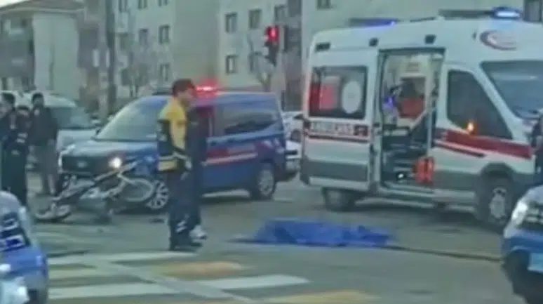Gaziantep’te kavşakta feci kaza : Otomobilin çarptığı motosikletli öldü