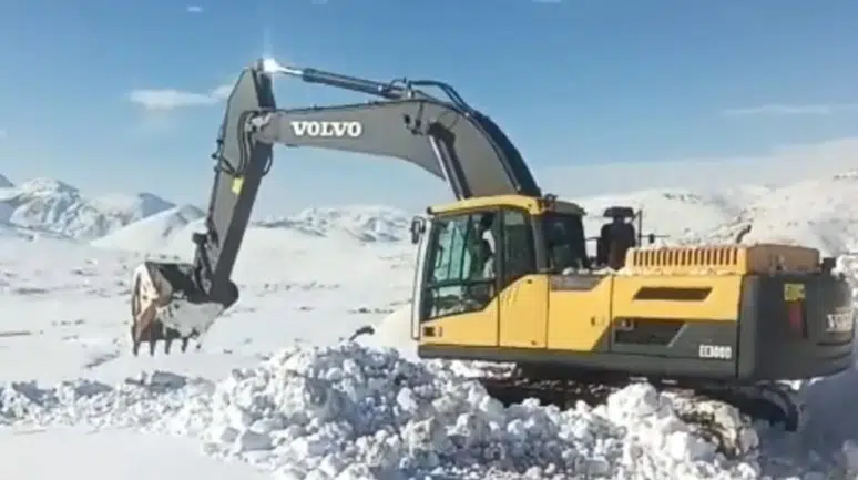 Bitlis'te ekipler aralıksız karla mücadele ediyor