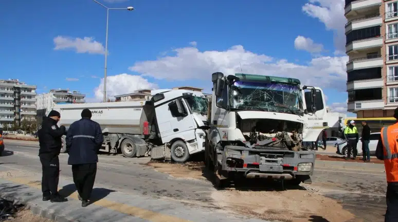 Kilis'te hafriyat kamyonları çarpıştı : 1 sürücü yaralandı
