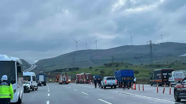 F-16 uçağının düşmesi nedeniyle kapanan İzmir - İstanbul otoyolu ulaşıma açıldı