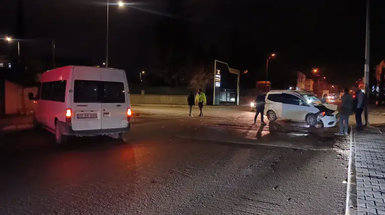 Adıyaman'da minibüs ile hafif ticari araç çarpıştı : 1 kişi yaralandı