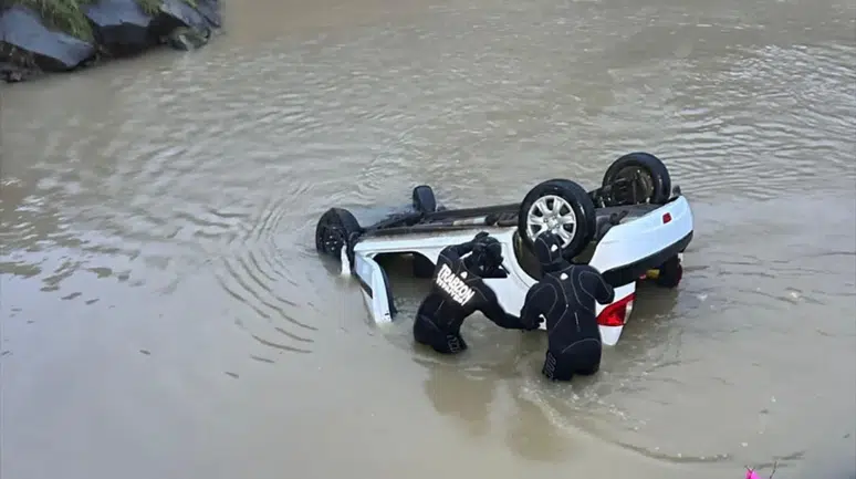 Trabzon'da otomobil göle devrildi : Sürücü son anda kurtulmayı başardı