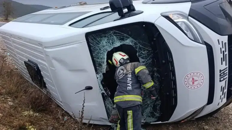 Tavas’ta servis aracı yan yattı: 9 Yaralı