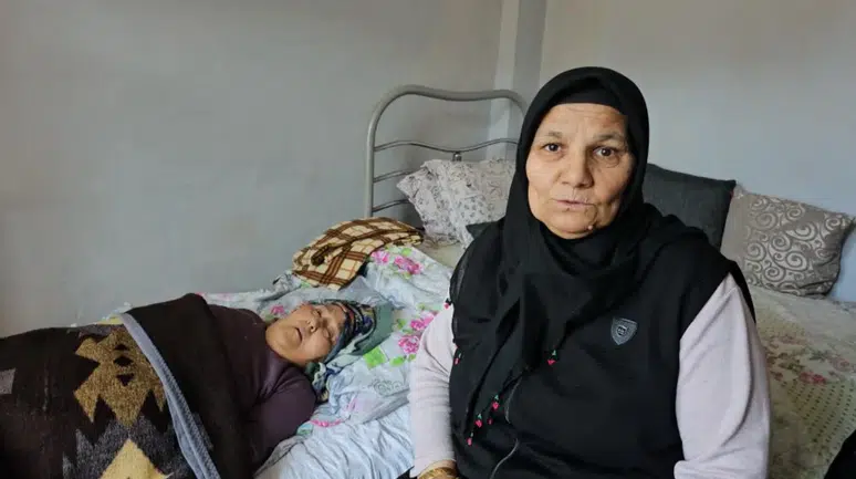 Yalnız yaşayan yatalak kadının bakımını komşuları sağlıyor