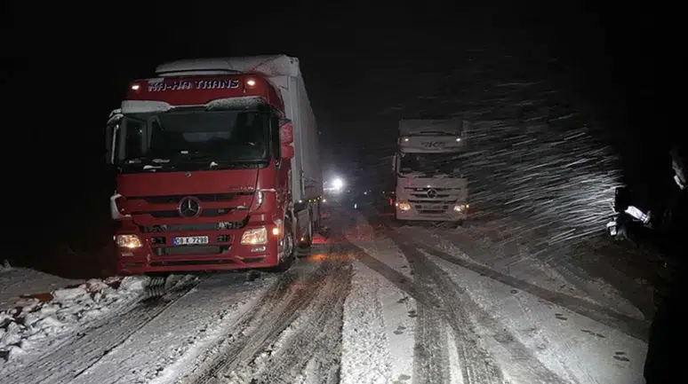Ardahan'da kar etkisi : Türkgözü-Posof-Damal kara yolu tır geçişlerine kapatıldı