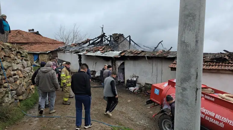 Balıkesir'de yangın felaketi : Sındırgı'da bitişik evler alev aldı , 1 kişi yaralandı