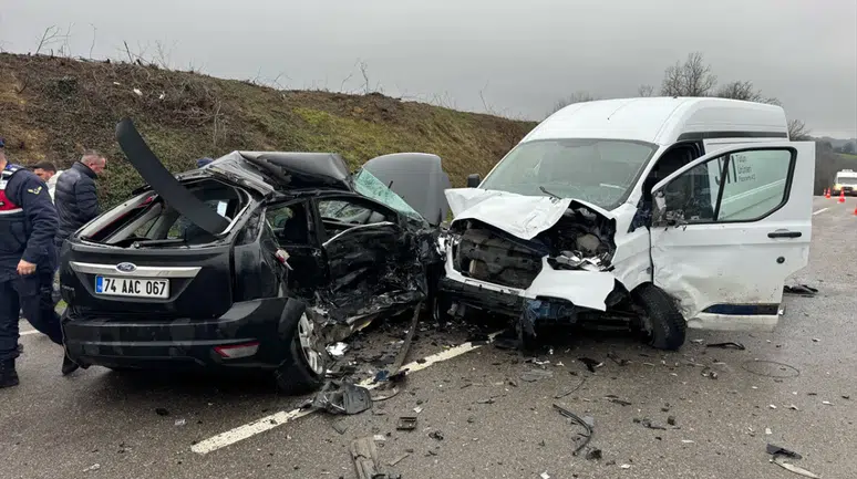 Bartın'da otomobil ile ticari araç çarpıştı : Polis memuru hayatını kaybetti