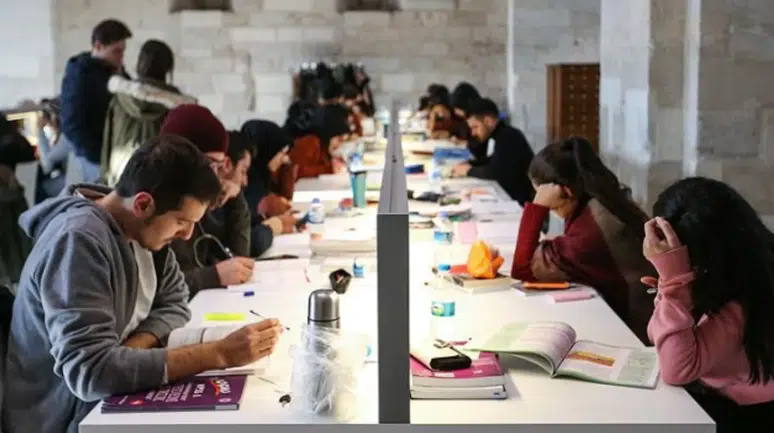 Üniversite öğrencilerinin uygulamalı eğitimi en az 1 dönem olacak