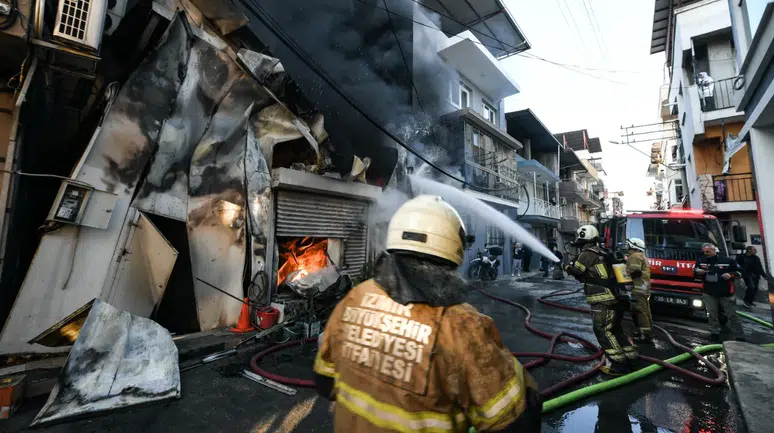 İzmir'in Buca ilçesinde yangın : Yoğurt üretim iş yeri alev alev