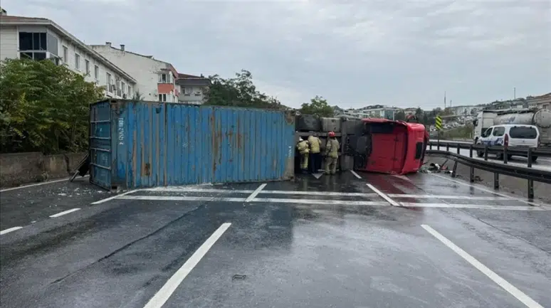 Diyarbakır'da buğday yüklü tır devrildi : Tonlarca mahsul yola saçıldı