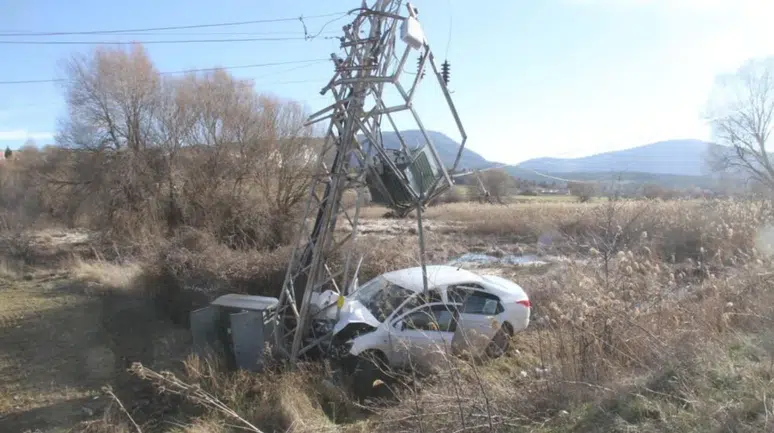 Konya'da yoldan çıkan otomobil direğe çarptı : 3 yaralı
