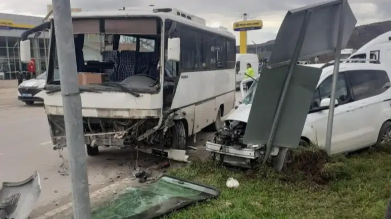 Amasya'da midibüs ile kamyonet çarpıştı : Yaralılar var