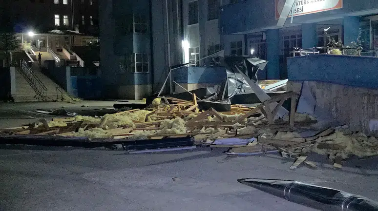 Düzce'de şiddetli rüzgar nedeniyle okulun çatısı uçtu