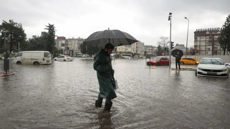 Sağanak yağış Osmaniye'de su baskınına yol açtı