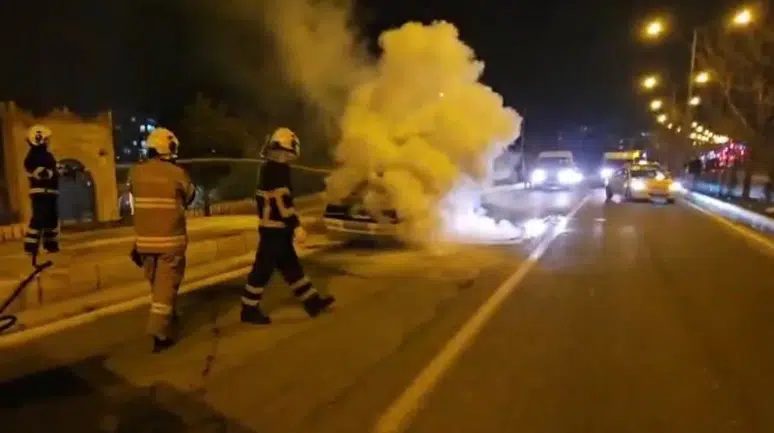 Mardin'de seyir halindeki otomobil alev alev yandı