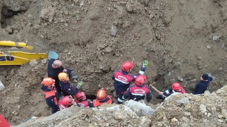 Trabzon'da kazı çalışmasında göçük meydana geldi : Bir işçi toprak altında kaldı