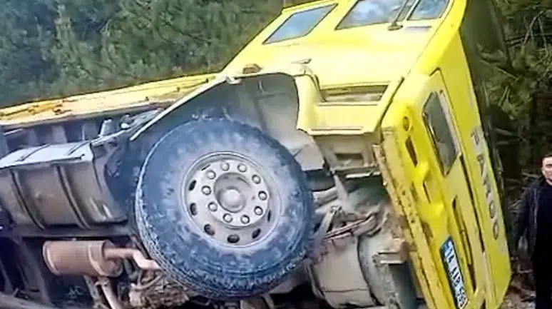 Bolu'da lastiği patlayan kamyon devrildi : Sürücü yaralandı