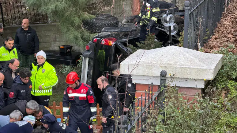 Trabzon'da kamyonet sitenin bahçesine düştü : 2 kişi yaralandı