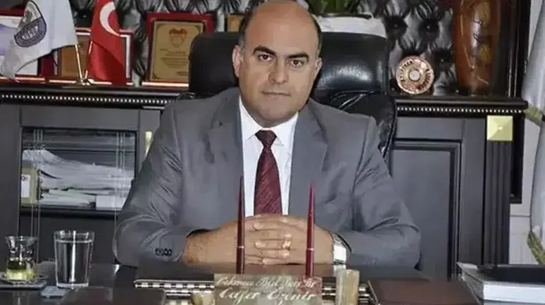 Eski belediye başkanı, oğlu tarafından baltayla öldürüldü