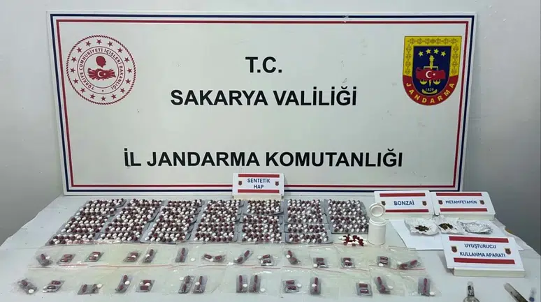 Sakarya'da uyuşturucu şebekesine darbe : 5 şüpheliden 4'ü tutuklandı