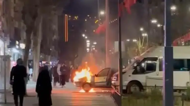 Siirt’te seyir halindeki otomobil alev aldı, vatandaşlar müdahale etti