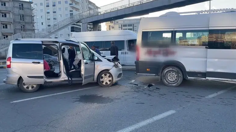 Tokat'ta okul servis aracı otomobille çarpıştı