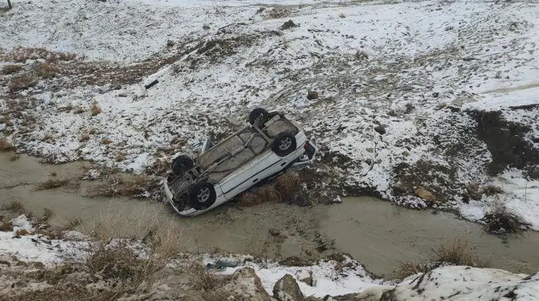 Van'da otomobil dereye uçtu : 3 kişi yaralandı